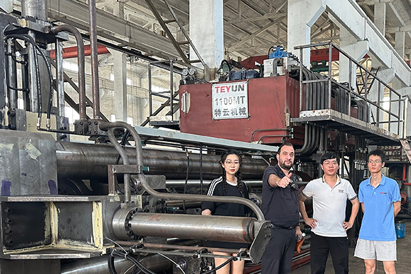 Welcomes Kazakhstan client to inspect the 1100T aluminum extrusion line!