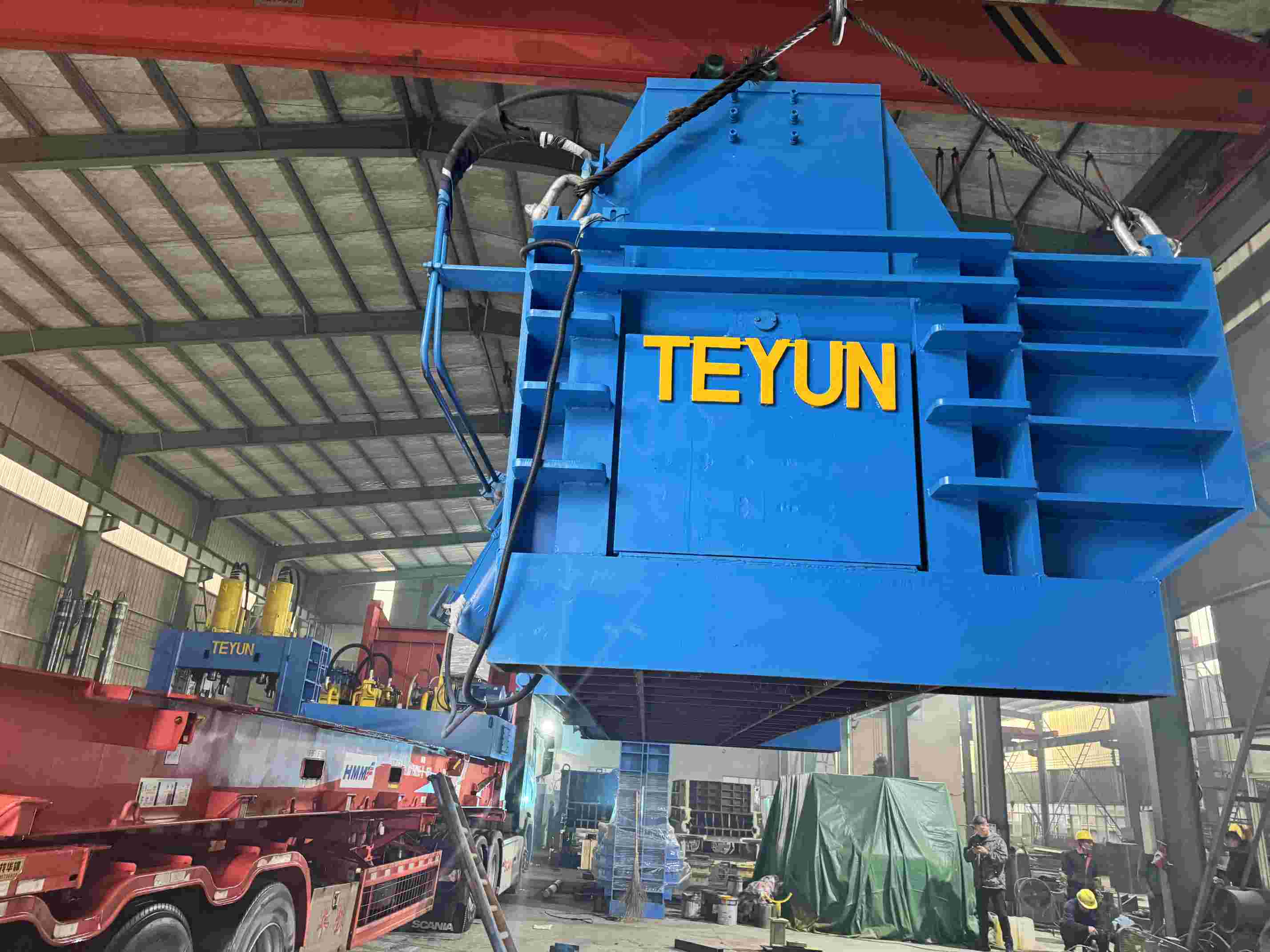 TEYUN Car baler is loading.